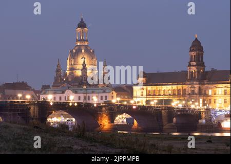 Dresden, Deutschland. 19. August 2022. Hell erleuchtet ist die Frauenkirche vor der Augustusbrücke. Aufgrund der akuten Energiekrise wird die abendliche Außenbeleuchtung der Kirche ab dem 21. August 2022 abgeschaltet. Quelle: Sebastian Kahnert/dpa/Alamy Live News Stockfoto