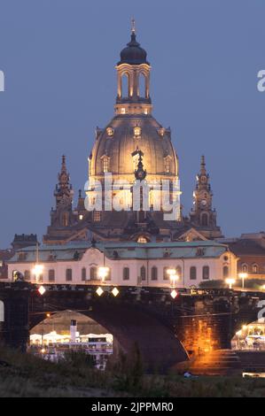 Dresden, Deutschland. 19. August 2022. Hell erleuchtet ist die Frauenkirche vor der Augustusbrücke. Aufgrund der akuten Energiekrise wird die abendliche Außenbeleuchtung der Kirche ab dem 21. August 2022 abgeschaltet. Quelle: Sebastian Kahnert/dpa/Alamy Live News Stockfoto