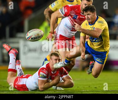 Lachlan Coote #1 von Hull KR wird von Joey Lussick #14 von St. Helens angegangen Stockfoto