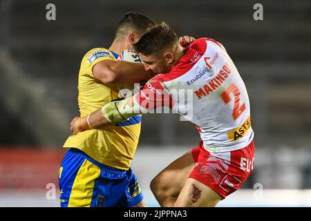 Matty Storton #13 von Hull KR wird von Tommy Makinson #2 von St. Helens in Angriff genommen Stockfoto