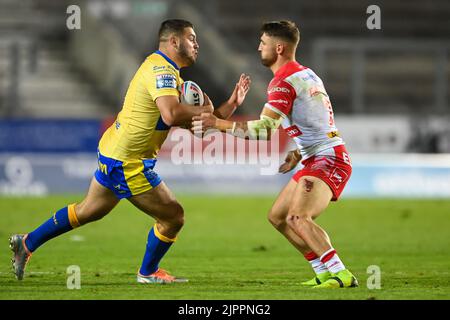 Matty Storton #13 von Hull KR wird am 8/19/2022 von Tommy Makinson #2 von St. Helens in in Angriff genommen. (Foto von Craig Thomas/News Images/Sipa USA) Quelle: SIPA USA/Alamy Live News Stockfoto