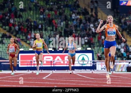 München, Deutschland. 19. August 2022. Leichtathletik: Europameisterschaften, Olympiastadion, 400m Hürden, Frauen, Finale. Femke Bol (r) aus den Niederlanden überquert die Ziellinie. Quelle: Sven Hoppe/dpa/Alamy Live News Stockfoto