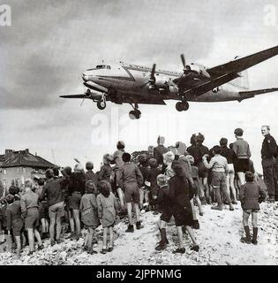 Berliner, die eine C-54 beobachten, landen am Flughafen Berlin Tempelhof, 1948 während der Berliner Luftbrücke Stockfoto