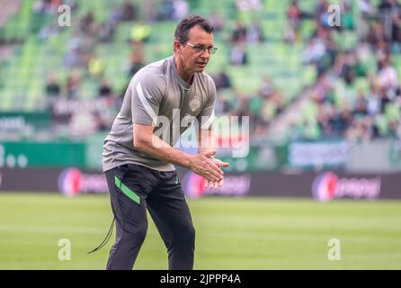 Budapest, Ungarn – 4. Mai 2022. Ferencvaros Konditionstrainer Paulino Granero vor dem ungarischen OTP Bank Liga Gameweek 31 Spiel Ferencvaros gegen Zalaeg Stockfoto