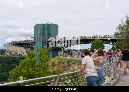 Niagara Falls, NY - 31. Juli 2022: Das Deck des Observation Tower über der Niagara Gorge ist der einzige Ort im Niagara Falls State Park, von dem aus man beide Amer sehen kann Stockfoto