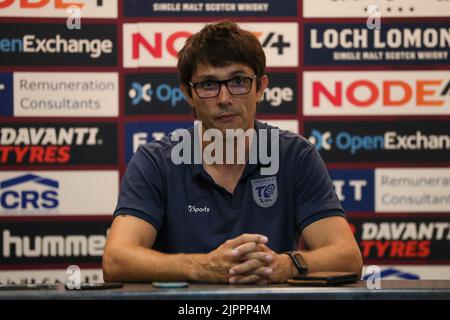 Wigan, Großbritannien. 19. August 2022. *** Sylvain Houles Toulouse Head Coachwährend des Super League-Spiels zwischen Wigan und Toulouse im DW Stadium, Wigan, England am 19. August 2022. Foto von Simon Hall. Nur zur redaktionellen Verwendung, Lizenz für kommerzielle Nutzung erforderlich. Keine Verwendung bei Wetten, Spielen oder Veröffentlichungen einzelner Clubs/Vereine/Spieler. Kredit: UK Sports Pics Ltd/Alamy Live Nachrichten Stockfoto