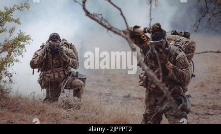 FORT HOOD, Texas - 5. Squad, White Platoon, gegründet aus Fort Sill, Oklahoma, konkurrieren in der Patrol Lane 2 für die U.S. Army Forces Command Best Squad Competition in Fort Hood, Texas, 18. August 2022. Diese Soldaten repräsentieren die besten der US Army Forces Command. (USA Armeefoto von Sgt. James Alegria) Stockfoto