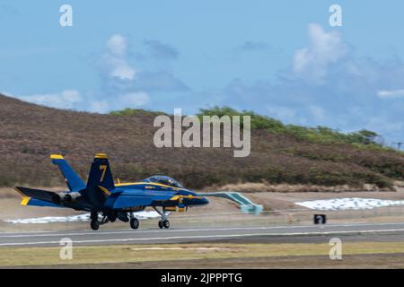 Die Blue Angels der US Navy führen vom 12.. Bis 14.. August 2022 eine Demonstration auf der Kaneohe Bay Air Show im US Marine Corps Stützpunkt Kaneohe Bay durch. Die Air Show in Kaneohe Bay demonstrierte militärische Fähigkeiten und unterhielt viele Besucher mit lokalen Anbietern und Demonstrationsteams wie den Blue Angels. (USA Armeefoto von SPC. Joshua Oller/28. Public Affairs Detachment) Stockfoto