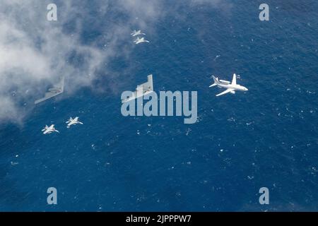 Während einer Mission der Bomber Task Force fliegen zwei B-2 Spirits der US Air Force neben vier Royal Australian Air Force EA-18G Growlers und einer RAAF E-7A Wedgetail an der östlichen australischen Küste, 4. August 2022. Bilaterale Ausbildungsmissionen verbessern die gemeinsame und multilaterale Bereitschaft, so dass das US-Kommando für den Indo-Pazifik-Raum auf jede mögliche Krise in der Region gemeinsam mit Alliierten und Partnern reagieren kann, um einen freien und offenen Indo-Pazifik-Raum zu unterstützen. (USA Navy Foto von LT. Cmdr. Andrew Bishline) Stockfoto