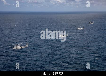 220816-N-MW880-1986 ATLANTIK (AUG 16, 2022) zwei MH-60R Sea Hawk-Hubschrauber, die an Helicopter Maritime Strike Squadron (HSM) 46 befestigt sind, fliegen in Formation, 16 2022. August. The George H.W. Die Bush Carrier Strike Group (CSG) ist ein integriertes Kampfwaffensystem, das überlegene Kampffähigkeit bietet, um Amerikas Gegner zur Unterstützung der nationalen Sicherheit abzuschrecken und erforderlichenfalls zu besiegen. Carrier Air Wing (CVW) 7 ist die offensive Luft- und Schlagkomponente von CSG-10 und George H.W. Bush CSG. Die Staffeln von CVW-7 sind Strike Fighter Squadron (VFA) 143, VFA-103, VFA-86, VFA-136, Electronics Attac Stockfoto