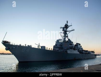 MARINESTÜTZPUNKT ROTA, Spanien (Aug 17, 2022) der Arleigh Burke-Klasse Lenkraketen-Zerstörer USS Bulkeley (DDG 84) zieht in den Hafen an der Naval Station (NAVSTA) Rota, Spanien, 17. August 2022. Die Marinestation Rota unterstützt die Flotte, unterstützt die Kämpfer und unterstützt die Familie durch Luftoperationen, Hafenoperationen, Gewährleistung von Sicherheit und Lebensqualität und Bereitstellung der wichtigsten Dienste in den Bereichen Energie, Wasser, Kraftstoff und Informationstechnologie. (USA Navy Foto von Mass Communication Specialist 2. Klasse Jacob Owen.) Stockfoto