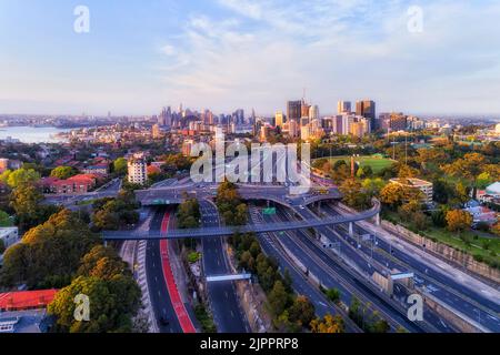 Mehrspurige Autobahn an der unteren Nordküste von Sydney zur Sydney Harbour Bridge - Blick auf die Skyline der Stadt. Stockfoto