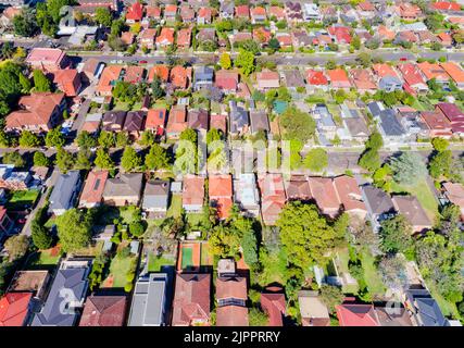 Lokale Wohn-Einfamilienhäuser in ruhigen Straßen von Chatswood Vorort an der Sydney Lower North Shore - Luftaufnahme. Stockfoto