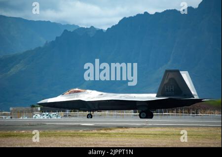 Eine US Air Force F-22 Raptor taxis die Fluglinie entlang am 12. August 2022, während der Kaneohe Bay Air Show auf der Marine Corps Base Hawaii. Der Raptor wird dem 199. Fighter Squadron der Hawaii Air National Guard auf der Joint-Base Pearl Harbor-Hickam zugewiesen und wurde während der gesamten Flugshow von Mitgliedern des F-22 Demonstrationsteams betrieben. Die Veranstaltung wurde abgehalten, um die langjährigen Beziehungen des Militärs zur lokalen Gemeinschaft zu feiern. (USA Foto der Air National Guard von Staff Sgt. John Linzmeier) Stockfoto