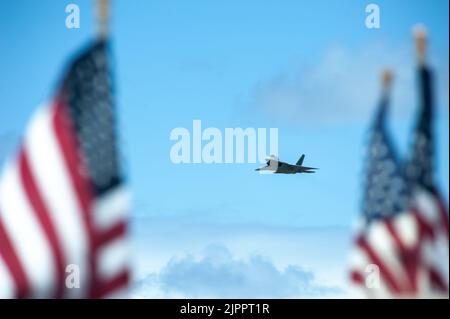 Ein US Air Force F-22 Raptor führt am 12. August 2022 während der Kaneohe Bay Air Show auf der Marine Corps Base Hawaii ein Luftmanöver durch. Der Raptor wird dem 199. Fighter Squadron der Hawaii Air National Guard auf der Joint-Base Pearl Harbor-Hickam zugewiesen und wurde während der gesamten Flugshow von Mitgliedern des F-22 Demonstrationsteams betrieben. Die Veranstaltung wurde abgehalten, um die langjährigen Beziehungen des Militärs zur lokalen Gemeinschaft zu feiern. (USA Foto der Air National Guard von Staff Sgt. John Linzmeier) Stockfoto