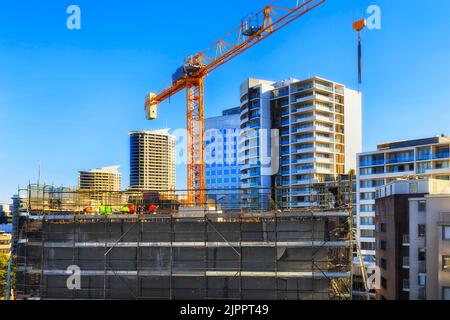 Bau eines Hochhauses für Wohngebäude in der Innenstadt von St. Leonards und Crows Nest Vororten an der Lower North Shore in Sydney. Stockfoto