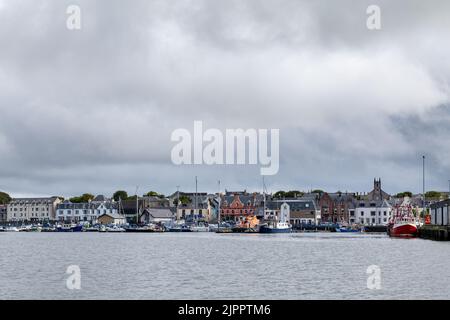 18. August 2022. Stornoway, Isle of Lewis, Highlands and Islands, Schottland. Dies ist eine Szene von Stornoway Harbour an einem Augustmorgen. Stockfoto