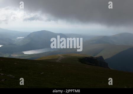 Der Snowdon Ranger Path und Mynydd Mawr vom Llanberis Path, Wales, Großbritannien Stockfoto