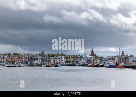 18. August 2022. Stornoway, Isle of Lewis, Highlands and Islands, Schottland. Dies ist eine Szene von Stornoway Harbour an einem Augustmorgen. Stockfoto