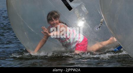 SPASS AUF DER WATERSPHERES AM CANOE LAKE, SOUTHSEA IN DER SONNE DER BANK HOLIDAY. PIC MIKE WALKER, 2011 Stockfoto