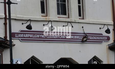 GEBROCHENE LICHTER HÄNGEN ÜBER DER BAUFÄLLIGEN STATION MIT DEM LÄNGSTEN NAMEN DER WELT BEI LLANFAIRPWLLGWYNGYLGOGERYCHWYRNDROBWLLLLANTYSILIOGOGOGOGOCH, IN NORDWALES PIC MIKE WALKER, MIKE WALKER BILDER 2011 Stockfoto