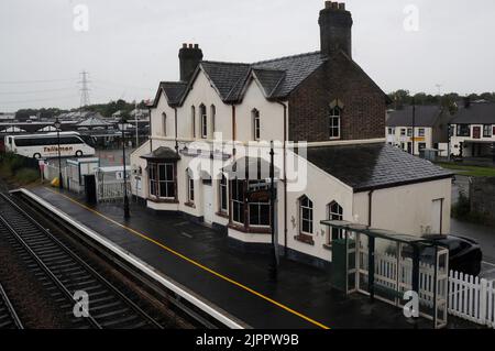 DIE BAUFÄLLIGE STATION MIT DEM LÄNGSTEN NAMEN DER WELT BEI LLANFAIRPWLGWYNGYLGOGERYCHWYRNDROBWLLLLANTYSILIOGOGOGOGOCH, IN NORDWALES PIC MIKE WALKER, MIKE WALKER BILDER 2011 Stockfoto