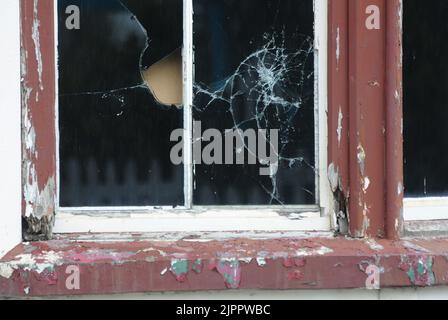 DIE BAUFÄLLIGE STATION MIT DEM LÄNGSTEN NAMEN DER WELT BEI LLANFAIRPWLGWYNGYLGOGERYCHWYRNDROBWLLLLANTYSILIOGOGOGOGOCH, IN NORDWALES PIC MIKE WALKER, 2011 Stockfoto