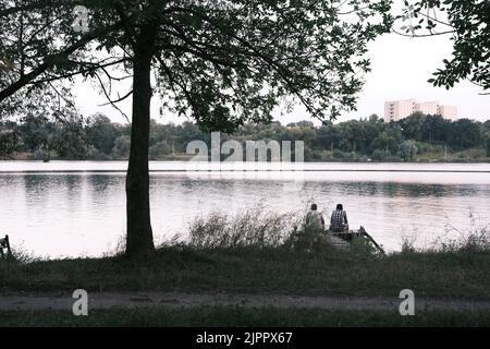 Hobby vereint. Jagd Tourismus. Vater und Sohn angeln. Big Game Fishing. Freundschaft. Zwei glückliche Fischer mit Angel und net. Camping auf der shor Stockfoto