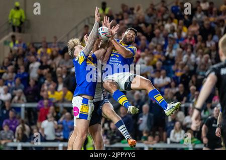 Leeds, Großbritannien. 19. August 2022. Rhyse Martin #12 von Leeds Rhinos und Blake Austin #6 von Leeds Rhinos gehen beide für den Ball in Leeds, Großbritannien am 8/19/2022. (Foto von James Heaton/News Images/Sipa USA) Quelle: SIPA USA/Alamy Live News Stockfoto