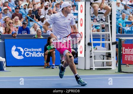 Mason, Ohio, USA. 19. August 2022. John Isner (USA) im Einsatz während der Viertelfinalrunde der Western und Southern Open im Lindner Family Tennis Center, Mason, Oh. (Bild: © Scott Stuart/ZUMA Press Wire) Stockfoto