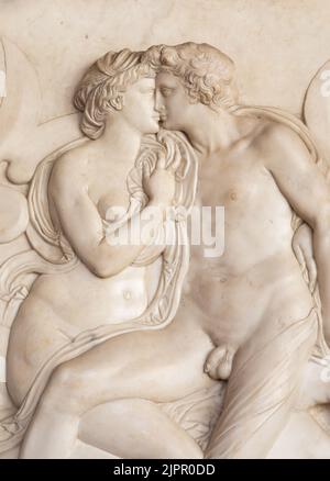 Ornamentales Relief eines Brunnens in Florenz, Italien. Alte Skulptur mit küssenden Paar. Florentiner Kunst 16. Jahrhundert. Stockfoto