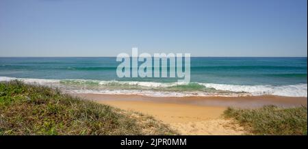 Die Buddina Vorland mit grasbewachsenen Vegetation auf Sanddünen und Surf-Wellen brechen am Meer. Eine friedliche Szene an einem ruhigen Wintertag in Süd-E Stockfoto