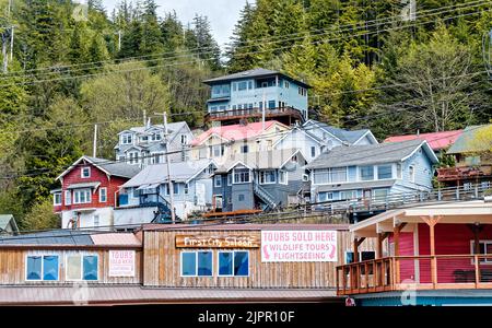 KETCHIKAN, ALASKA - 26. Mai 2022: Ketchikan ist mit 8000 Einwohnern die südlichste Stadt Alaskas. Kreuzfahrtschiffe machen über 500 Haltestellen bringi Stockfoto