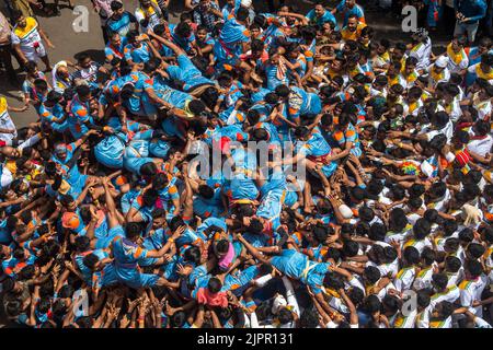 Mumbai, Indien. 19. August 2022. MUMBAI, INDIEN - 19. AUGUST: Govindas bilden eine menschliche Pyramide, um die Dahi Handi anlässlich des Gokulashtami-Festivals in Dadar am 19. August 2022 in Mumbai, Indien, zu brechen. Das Dahi Handi Festival wird nach zwei Jahren ohne Covid-19-Einschränkungen gefeiert. (Foto: Pratik Chorge/Hindustan Times/Sipa USA) Quelle: SIPA USA/Alamy Live News Stockfoto