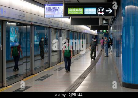 Bahnsteig der Admiralty Station, Mass Transit Railway, Hong Kong 18.. August 2022 Stockfoto