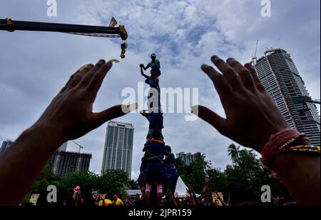 Mumbai, Indien. 19. August 2022. MUMBAI, INDIEN - 19. AUGUST: Govinda-Feiernden bilden eine menschliche Pyramide, um den irdenen Topf von Dahi Handi zu brechen, während sie das Festival „Gopalkala“ in Worli am 19. August 2022 in Mumbai, Indien, feiern. Das Dahi Handi Festival wird nach zwei Jahren ohne Covid-19-Einschränkungen gefeiert. (Foto: Anshuman Poyrekar/Hindustan Times/Sipa USA) Quelle: SIPA USA/Alamy Live News Stockfoto