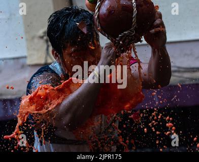 Mumbai, Indien. 19. August 2022. MUMBAI, INDIEN - 19. AUGUST: Govinda-Nachtschwärmer brechen den irdenen Topf „Dahi Handi“, indem sie eine menschliche Pyramide bilden, während sie das Festival „Gopalkala“ in Prabhadevi am 19. August 2022 in Mumbai, Indien, feiern. Das Dahi Handi Festival wird nach zwei Jahren ohne Covid-19-Einschränkungen gefeiert. (Foto: Anshuman Poyrekar/Hindustan Times/Sipa USA) Quelle: SIPA USA/Alamy Live News Stockfoto