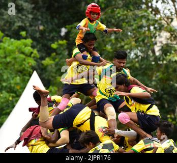 Mumbai, Indien. 19. August 2022. MUMBAI, INDIEN - 19. AUGUST: Govinda-Feiernden bilden eine menschliche Pyramide, um den irdenen Topf von Dahi Handi zu brechen, während sie das Festival „Gopalkala“ in Worli am 19. August 2022 in Mumbai, Indien, feiern. Das Dahi Handi Festival wird nach zwei Jahren ohne Covid-19-Einschränkungen gefeiert. (Foto: Anshuman Poyrekar/Hindustan Times/Sipa USA) Quelle: SIPA USA/Alamy Live News Stockfoto