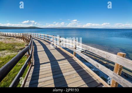 Holzstege in den geothermischen Gebieten des Yellowstone National Park, Wyoming, USA Stockfoto