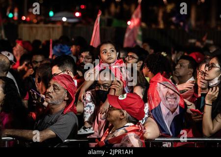 Belo Horizonte, Brasilien. 19. August 2022. Die Anhänger der brasilianischen linken Präsidentschaftskandidatin Lula Da Silva wurden während des Wahlkampfs gesehen. Tausende von Anhängern des linken Präsidentschaftskandidaten Luis Inacio Lula da Silva versammelten sich mit Fahnen, um sich die Reden während einer offiziellen Auftaktkundgebung in Praça da Estação in Belo Horizonte, Brasilien, anzuhören. (Foto: Ivan Abreu/SOPA Images/Sipa USA) Quelle: SIPA USA/Alamy Live News Stockfoto