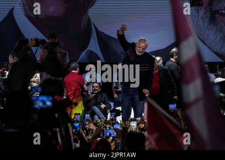 Belo Horizonte, Brasilien. 19. August 2022. Die brasilianische linke Präsidentschaftskandidatin Lula Da Silva begrüßt seine Anhänger während des Wahlkampfs. Tausende von Anhängern des linken Präsidentschaftskandidaten Luis Inacio Lula da Silva versammelten sich mit Fahnen, um sich die Reden während einer offiziellen Auftaktkundgebung in Praça da Estação in Belo Horizonte, Brasilien, anzuhören. (Foto: Ivan Abreu/SOPA Images/Sipa USA) Quelle: SIPA USA/Alamy Live News Stockfoto