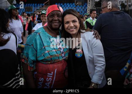 Belo Horizonte, Brasilien. 19. August 2022. Unterstützer des linken Präsidentschaftskandidaten Luis Inacio Lula da Silva posieren während des Wahlkampfauftakt für Bilder. Tausende von Anhängern des linken Präsidentschaftskandidaten Luis Inacio Lula da Silva versammelten sich mit Fahnen, um sich die Reden während einer offiziellen Auftaktkundgebung in Praça da Estação in Belo Horizonte, Brasilien, anzuhören. (Foto: Ivan Abreu/SOPA Images/Sipa USA) Quelle: SIPA USA/Alamy Live News Stockfoto