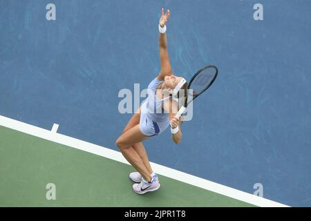 Mason, OH, USA. 19. August 2022. WESTERN and Southern Open Tennis, Mason, OH - Ajla Tomlanovich spielt einen Ball gegen die Gegnerin Petra Kvitova. 19. August 2022 - Foto von Wally Nell/ZUMA Press (Foto: © Wally Nell/ZUMA Press Wire) Stockfoto