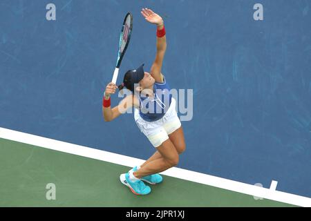 Mason, OH, USA. 19. August 2022. WESTERN and Southern Open Tennis, Mason, OH - Ajla Tomlanovich spielt einen Ball gegen die Gegnerin Petra Kvitova. 19. August 2022 - Foto von Wally Nell/ZUMA Press (Foto: © Wally Nell/ZUMA Press Wire) Stockfoto