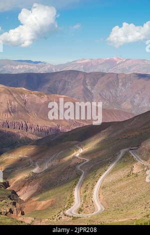 Die Landschaft der Straße „Cuesta del Lipan“ (Nationalstraße 52), auf der Straße nach „Salinas Grandes“, Tumbaya, Provinz Jujuy, Argentinien. Stockfoto