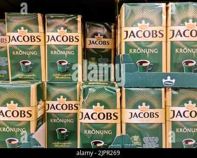 Kiel, Deutschland - 20. August 2022: Zahlreiche Verpackungen von Jacobs Markenkaffee auf einem Supermarktregal Stockfoto