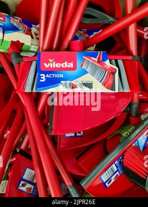 Kiel, Deutschland - 20. August 2022: Haushaltsreinigungsgeräte der Marke Vileda auf einem Stapel zum Verkauf Stockfoto