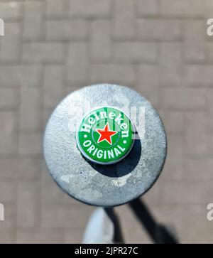 Kiel, Deutschland - 20. August 2022: Kronendeckel einer Flasche Heineken Bier Stockfoto