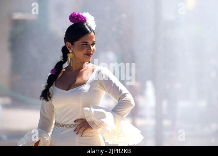 Malaga, Spanien. 19. August 2022. Eine Frau in einem Flamenco-Kleid wird beim Messebesuch in Málaga 2022 auf der Messe „Cortijo de Torres“ posiert. Nach zwei Jahren Annullierung aufgrund der Coronavirus-Pandemie versammeln sich Tausende von Menschen in den Hauptstraßen der Stadt, um in festlicher Stimmung an der Messe von Malaga teilzunehmen. In einer Woche werden Tausende von Touristen und Einheimischen Konzerte, Flamenco-Tänze auf den Straßen und andere Aktivitäten wie die Stierkampfmesse oder Pferdeshows genießen. (Bild: © Jesus Merida/SOPA Images via ZUMA Press Wire) Stockfoto