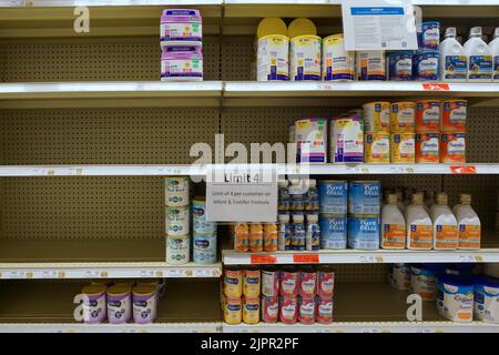 Probleme bei der Versorgung mit Babyformeln in den Vereinigten Staaten haben zu Panik beim Kauf und leeren Lagerregalen geführt Stockfoto